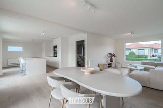 Deze recent gerenoveerde halfopen bebouwing is gelegen in de Bonte Pierstraat in Leffinge en combineert ruimte, comfort en een moderne afwerking. Dankzij de grondige renovatie, de praktische indeling en het ruime perceel van maar liefst 633 m² is dit een ideale woning voor wie op zoek is naar een ruime gezinswoning met aangename buitenruimte.<br /><br />Bij het binnenkomen valt meteen de prachtige open keuken met keukeneiland op. Deze vormt samen met de leefruimte een aangename plek om te koken, te ontspannen en gezellig samen te zijn met zicht op de tuin. De woning geniet van een moderne uitstraling en biedt dankzij de ruime indeling tal van mogelijkheden voor een gezin.<br /><br />Met maar liefst 5 slaapkamers is er voldoende ruimte voor het hele gezin, een bureau of hobbyruimte. De badkamer werd voorzien van een toilet, dubbele wastafel en een ruime inloopdouche.<br /><br />Ook buiten heeft deze woning heel wat te bieden. De grote tuin met ruim terras vormt de ideale plek om tijdens zonnige dagen te genieten van het buitenleven. De grote oprit biedt bovendien plaats voor meerdere wagens en dankzij de inpandige bergplaats beschikt u over extra praktische bergruimte voor fietsen bijvoorbeeld.<br /><br />Op energetisch vlak beschikt de woning over een EPC-label B en een lucht-water-luchtwarmtepomp die zowel kan verwarmen als koelen via airconditioning. De elektrische installatie is conform.<br /><br />Bent u op zoek naar een ruime, recent gerenoveerde gezinswoning met 5 slaapkamers, een prachtige keuken en een groot perceel in Leffinge? Dan is deze woning zeker een bezoek waard.<br /><br />Contacteer Inti via inti@immofrancois.be of 0499 74 89 74 voor meer informatie of een bezoek.<br /><br />Enkele beelden van de buitenruimte werden bewerkt met behulp van AI (voornamelijk het gazon). <br /><br />