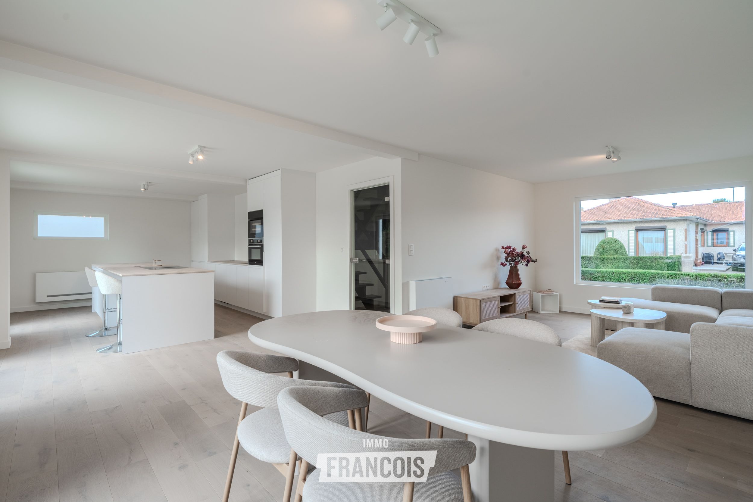 Recent gerenoveerde halfopen woning met 5 slaapkamers en ruim perceel van 633 m² in Leffinge - foto 2