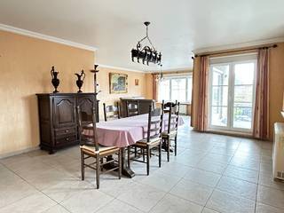 Dit fantastisch appartement is gelegen op de hoek van de Brugstraat en de Deinzestraat en kijkt uit op het Kerkplein.Met zijn bewoonbare oppervlakte...