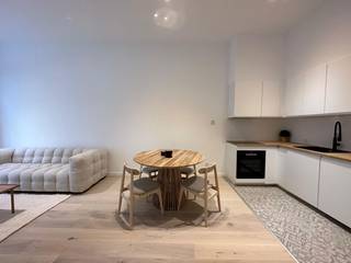 Instapklaar gerenoveerd appartement met zicht op de Sint-Andriesplaats<br /><br />Op zoek naar een ideale starterswoning of een interessante investering in het hart van het bruisende Antwerpen? Dan is dit volledig gerenoveerde appartement aan de Lange Vlierstraat 4 zeker een bezoek waard.<br /><br />Gelegen in de populaire Sint-Andrieswijk, tussen het historische stadscentrum en het trendy Zuid, geniet u hier van een unieke locatie met zicht op de gezellige Sint-Andriesplaats, omringd door sfeervolle cafés en restaurants. De bekende Kloosterstraat, de Scheldekaaien en het openbaar vervoer bevinden zich op wandelafstand.<br /><br />Het appartement heeft een bewoonbare oppervlakte van 76 m² en werd in 2023 volledig gerenoveerd volgens de regels van de kunst. De lichtrijke leefruimte met open keuken wordt extra ruimtelijk dankzij de hoge plafonds, wat zorgt voor een aangenaam gevoel van licht en openheid. Verder beschikt het appartement over een ruime slaapkamer, badkamer, praktische berging en een gezellige buitenpatio.<br /><br />Een absolute meerwaarde is de uitzonderlijk grote kelder van ongeveer 60 m², ideaal als opslagruimte, hobbyruimte, atelier of wijnkelder.<br /><br />Bovendien is er geen syndicus aanwezig, waardoor de vaste gemeenschappelijke kosten tot een absoluut minimum beperkt blijven, een belangrijke troef voor zowel eigenaars als investeerders.<br /><br />Troeven<br /><br />✔ Volledig gerenoveerd in 2023<br /> ✔ Topligging in de geliefde Sint-Andrieswijk<br /> ✔ Zicht op de Sint-Andriesplaats<br /> ✔ 76 m² bewoonbare oppervlakte<br /> ✔ Hoge plafonds in living en keuken<br /> ✔ 1 ruime slaapkamer<br /> ✔ Gezellige buitenpatio<br /> ✔ Praktische berging<br /> ✔ Kelder van ca. 60 m²<br /> ✔ Op wandelafstand van Kloosterstraat en Schelde<br /> ✔ Openbaar vervoer vlakbij<br /> ✔ Geen syndicus en zeer lage vaste kosten<br /><br />Een instapklare stadswoning met karakter, ruimte en uitzonderlijk lage vaste kosten, ideaal voor starters die willen genieten van het hippe en authentieke Antwerpen.