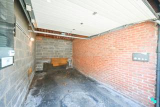 Ontdek deze praktische garagebox met een oppervlakte van ca. 16 m² (ca. 5,5 m diep op ca. 2,9 m breed) ,voorzien van elektriciteit en een...