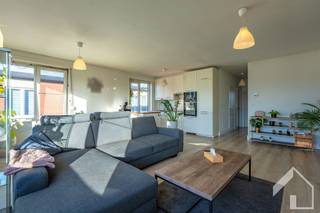 <p><span>Licht en verzorgd 2-slaapkamerappartement met tuin, garage en oprit in Ekeren</span></p><p><span>In een rustige straat in het hart van Ekeren, op een centrale maar groene locatie, vindt u dit aangename halfopen appartement terug. Het appartement biedt een ideale combinatie van comfort, licht en praktische indeling perfect voor wie op zoek is naar een instapklare woning met tuin en garage.</span></p><p><span>De ruime en lichtrijke leefruimte vormt het hart van de woning. Dankzij de grote ramen geniet u hier de hele dag van natuurlijk licht en een aangename sfeer. De keuken sluit mooi aan bij de leefruimte en biedt alle nodige functionaliteit voor dagelijks gebruik.</span></p><p><span>Het appartement beschikt over twee volwaardige slaapkamers en een nette badkamer met ligbad (met douchemogelijkheid), toilet en wastafel. Alle ramen zijn voorzien van rolluiken, wat zorgt voor extra privacy en comfort.</span></p><p><span>Op de gelijkvloerse verdieping bevindt zich een praktische berging met aansluitingen voor wasmachine en droogkast, die rechtstreeks toegang geeft tot de tuin een zeldzame troef voor een appartement. De tuin biedt voldoende ruimte om buiten te genieten in alle rust.</span></p><p><span>Verder beschikt het appartement over een garage met oprit, ideaal voor wie extra parkeergelegenheid of bergruimte nodig heeft. De centrale verwarming met radiatoren wordt aangedreven door een </span><span>vernieuwde condensatieketel</span><span>, wat zorgt voor een energiezuinige en comfortabele verwarming.</span></p><p><span>Tot slot is dit appartement asbestveilig en werd de elektrische installatie conform verklaard tot 2036, wat extra gemoedsrust biedt aan de nieuwe eigenaar.</span></p><p><span>Een instapklaar, verzorgd appartement met tuin en garage, rustig gelegen maar toch vlak bij het centrum van Ekeren en alle voorzieningen.</span></p><p><span> </span></p><p><span>Plan je graag een bezoek? 0492/39.16.32 (Jelle) |  info@immomk.be - ook voor een correcte waardebepaling kan u bij ons terecht.</span><span> </span></p><p><span> </span></p>