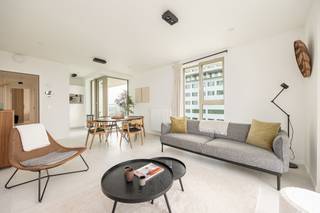 Superbe appartement de construction neuve avec vue panoramique sur l'Eilandje. <br /><br />Situé au 16ème étage des Doctors, cet appartement donne sur la ville et l'Escaut. <br /><br />Jetez un coup d'œil à la visite virtuelle ici : https://my.matterport.com/show/?m=ar1kQ4ASt4X. <br /><br />Espace de vie spacieux et lumineux avec cuisine ouverte équipée de tout le confort et des appareils habituels. Cuisiner avec une vue sur la ville : c'est possible ici !<br />Puis deux chambres, avec vue sur la ville. Salle de bains avec douche à l'italienne et lavabo. Toilettes.<br />La terrasse spacieuse est accessible depuis le salon et les deux chambres et est également orientée sud-ouest.<br /><br />L'appartement est joliment et fraîchement peint !<br /><br />Possibilité de louer une place de parking à 100€ par mois.<br /><br />Possibilité de louer en partenariat. <br /><br />Largeur de façade exceptionnelle d'environ 9m<br /><br />En bref, la résidence idéale pour les amoureux de la ville pure race !
