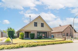 Deze instapklare woning is gelegen in een rustige straat vlakbij bossen en weides. Het centrum van Dessel en Retie bevinden zich in een straal van 3 km en de E34 autosnelweg Antwerpen-Eindhoven op slechts 6 km.<br /><br />Indeling:<br />We betreden de woning via de inkomhal met een apart toilet. De grote leefruimte met een open geïnstalleerde keuken is voorzien van een ingebouwde haard maar ook van airco. <br />Aan de linkerzijde van de woning is er vandaag een praktijkruimte met een aparte ingang. Aansluitend zijn er twee slaapkamers waarvan 1 met een eigen badkamer met een douche in bad, lavabo en toilet. Rechts achteraan de woning bevindt zich de wasplaats.<br />Verder is er nog een droge kelder van +- 60 m² en een kruipruimte.<br /><br /><br />Op de eerste verdieping zijn er 4 ruime slaapkamers en een badkamer met douche, lavabo en toilet.<br />Alle slaapkamers zijn voorzien van airco om te koelen en te verwarmen.<br /><br />De tuin heeft de perfecte grootte en naast een overdekt terras is er ook een garage.<br /><br />Pluspunten: <br /><br />* Energielabel B: 164 kWh/(m² jaar)<br />* 5 slaapkamers (max 7 slaapkamers)<br />* Airco's<br />* Rolluiken<br />* Nieuwe ramen met 3 dubbel glas<br />* Nieuwe badkamers<br />* Instapklaar