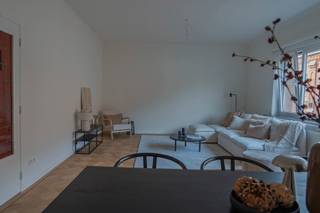 <p>Eén verdieping. Helemaal voor jou. Welkom in de Kapucinessestraat.<br />Midden in Antwerpen, op een plaats waar je eigenlijk zelden nog moet nadenken over hoe je ergens geraakt. Te voet naar een goed restaurant, even langs de winkels, richting een museum of op de fiets naar zowat alles wat de stad leuk maakt.</p>
<p>We nemen de lift naar de derde verdieping. De deuren gaan open en… dit is jouw verdieping. Letterlijk.<br />In dit kleinschalige gebouw met slechts vijf appartementen bevindt zich namelijk maar één appartement per verdieping. Geen overburen op de gang. Gewoon: de volledige verdieping voor jou.<br />En die werd in 2026 helemaal onder handen genomen.</p>
<p>We stappen binnen en merken meteen hoe mooi oud en nieuw hier samenkomen.<br />De authentieke parketvloeren werden behouden en lopen als een warme rode draad doorheen het appartement.<br />De rest? Fris, rustig en met bijzonder veel gevoel voor materiaal gerenoveerd.</p>
<p>Rechts ligt de aparte keuken.<br />En die mag gerust even alle aandacht krijgen. Donker hout, een licht werkblad, strakke lijnen. Alles werd mooi op elkaar afgestemd. Aanpalend is er een wasruimte waar met dezelfde materialen gewerkt werd. Overal mooie ingemaakte kasten waar de wasmachine en droogkast een plekje achter gesloten deuren krijgen. Want praktisch mag best mooi zijn.</p>
<p>Verderop ligt de leefruimte. <br />Een grote tafel, een comfortabele zithoek en dan is er nog plaats over zonder dat het ooit leeg aanvoelt.<br />De grote raampartij zorgt voor fijn daglicht en de originele parketvloer geeft de ruimte precies de warmte die ze nodig heeft.<br /><br />Verderop vinden we de badkamer. Ook hier werd dezelfde lijn doorgetrokken: strak, tijdloos en mooi afgewerkt, met een ruime inloopdouche, dubbele lavabo en toilet.<br />Achteraan liggen twee volwaardige slaapkamers.<br />En tussen beide kamers zit nog een verrassing: een dressing, rechtstreeks toegankelijk vanuit de gang en volledig voorzien van ingemaakte kasten. Schoenen, jassen, koffers, de kerstboom die elf maanden per jaar nergens heen kan… plaats genoeg.</p>
<p>Een appartement dat volledig gerenoveerd is, maar zijn karakter onderweg niet verloor. Een lift die je comfortabel tot op je eigen verdieping brengt. Een kleinschalig gebouw. 107 m² ruimte.</p>
<p>En dat allemaal op een plek waar Antwerpen zich letterlijk rondom je afspeelt.<br />Het historisch centrum,het KMSKA, fijne restaurants, koffiebars, bijzondere winkels,… je wandelt of fietst er zo naartoe. En voor wie toch wat verder moet: ook het openbaar vervoer ligt vlakbij.</p>
<p>Jong, iets minder jong of gewoon iemand die graag comfortabel woont zonder in te boeten aan sfeer?<br />Welkom op de derde verdieping. Deze is helemaal van jou.</p>
<p>Troeven:<br />– renovatie in 2026<br />– 107 m² <br />– volledige derde verdieping<br />– slechts één appartement per verdieping<br />– kleinschalig gebouw <br />– lift<br />– authentieke parketvloer<br />- vraagprijs is richtprijs<br />– absolute toplocatie in Antwerpen</p>