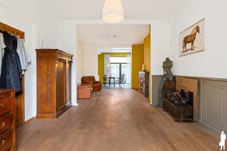 <span><strong>Prachtige woning met veel charme</strong><br /><br />Ruime gezinswoning uit 1946 van <strong>ca. 210 m²</strong> in één van de mooiste lanen uit Deurne. Dit huis heeft een mooie combinatie van authentieke elementen en moderne voorzieningen. Het uniek pand is ideaal gelegen op <strong>wandelafstand </strong>van het domein Rivierenhof, vlak bij invalswegen, openbaar vervoer, scholen en winkels.<br /><br /><strong>Indeling:</strong><br /><strong>Gelijkvloers</strong><br />- Inkomhal<br />- Leefruimte<br />- Formele eetkamer<br />- Keuken met aansluitend een stadskoer<br />- Badkamer met douche en toilet<br /><br /><strong>Eerste verdiep</strong><br />- Leefruimte / slaapkamer<br />- Keuken met apparatuur van Miele<br /><br /><strong>Tweede verdieping</strong><br />- Slaapkamer 2<br />- Slaapkamer 3<br />- Slaapkamer 4<br />- Badkamer met douche en toilet<br /><br /><strong>Bijzonderheden:</strong><br />- Mobiscore <strong>8,9/10</strong><br />-<strong> EPC C</strong> met een score van 278 kWh/(m² jaar)<br />- <strong>Dubbele</strong> <strong>beglazing </strong>met schrijnwerk van PVC en hout<br />- Radiatoren vernieuwd in <strong>2019</strong><br />- Dak vernieuwd en geïsoleerd (10 cm PIR) in <strong>2019</strong><br />- <strong>8 Zonnepanelen + thuisbatterij</strong><br />- <strong>Vaillant </strong>CV-ketel en <strong>Vaillant </strong>Boiler<br />- <strong>Twee</strong> keukens en <strong>twee </strong>badkamers<br />- Kelder aanwezig<br />- Ideaal voor privé- en beroepsdoeleinden<br /><br /><em>Stedenbouwkundige info in aanvraag.</em></span>