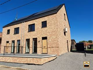 Zeer rustig gelegen, energiezuinige nieuwbouwwoningDeze halfopen bebouwing is gelegen in een rustige deelgemeente van Tongeren, metname Lauw.De...