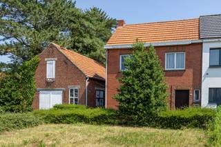 <p><b>Te renoveren woonhuis halfopen bebouwing met 3 slaapkamers, terras, te renoveren schuur en ruime tuin op circa 865 m² grond. De woning is volledig te renoveren en gelegen aan de rand van het grensdorp Meerle.<br />Indeling</b><b> </b>:<br /><strong>Gelijkvloers :</strong> Inkomhal : tegelvloer, trap naar de verdieping.<br /><strong>Woonkamer :</strong> 4,40 m x 4,40 m : vloerbekleding.<br /><strong>Eetplaats :</strong> 4,10 m x 3,75 m : vloerbekleding.<br /><strong>Keuken :</strong> aanbouwkeuken met beperkt comfort, tegelvloer.<br /><strong>Badkamer :</strong> beperkt comfort : ligbad en wastafel. <br /><strong>Toilet. <br /></strong><b>Verdieping 1</b> :<br /><strong>Nachthal. <br />Wasplaats :</strong> 3,80 m x 3,10 m : met aansluitpunt voor wasmachine, elektrische warmwaterboiler.<br /><strong>Slaapkamer 1 :</strong> 4,10 m x 3,75 m : vloerbekleding.<br /><strong>Slaapkamer 2 : </strong>3,50 m x 2,50 m : vloerbekleding.<br /><strong>Slaapkamer 3 :</strong> 3,50 m x 3,40 m.<br /><b>Verdieping -1</b> : provisiekelder : 16,00 m².<br /><b>Verdieping +1</b> : bergzolder onder dak : circa 25 m² op stahoogte.<br /><b>Buiten</b> : terras, ruime tuin.<br /><strong>Gemetselde tuinschuur : </strong>circa 80,00 m².</p>
<p></p>