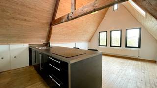 <p>Trendy dakappartement van ca 45 m² in een kleinschalig gebouw boven de bekende bakker Dellafaille. De authentieke gevel trekt meteen de aandacht in het straatbeeld. Het appartement is gelegen in de gezellige Museumstraat, een verbindingsstraat tussen de Vlaamsekaai en de Leopold de Waelplaats. Met in de directe nabijheid het Koninklijk Museum voor Schone Kunsten, de Delhaize supermarkt, een topbakker en tal van leuke restaurantjes en cafeetjes, is de ligging van dit appartement zonder twijfel één van de grootste troeven. <br />In het Zuidpark kan u bovendien helemaal tot rust komen in het groen.<br /><br />In dit appartement is gewerkt met veel houten materialen en zwarte accenten wat zorgt voor een gezellige sfeer. De leefruimte is aangenaam met veel lichtinval en beschikt aansluitend over een open keuken uitgerust met alle nodige toestellen.<br /><br />Achteraan bevindt zich de slaapkamer met mezzanine. De badkamer is uitgerust met ligbad/douche en lavabomeubel. Aansluitingen voor wasmachine en droogkast zijn hier eveneens voorzien. Apart toilet.<br /><br />Door het gebruik van de mezzanine is er eveneens een ruimte die perfect kan dienen als dressing of bureau.<br /><br />Gemeenschappelijke lasten: 15 Euro per maand.<br />Provisie op het verbruik van water: 35 Euro per maand.<br />De nutsvoorzieningen gas en elektriciteit zijn privé op te nemen door de huurder.<br /><br />Beschikbaar vanaf 1 mei 2026.</p>