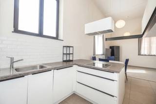 <p>Tussen metrohalte Graaf van Vlaanderen en de Leopold II-laan ontdekt u een zeldzaam pand dat charme, comfort en een hedendaagse renovatie combineert.<br />Gelegen op het gelijkvloers van een klein gebouw uit de jaren 30 met lage lasten, zal dit mooie appartement van ± 90 m², volledig gerenoveerd in 2022, liefhebbers van doordachte ruimtes en stedelijke charme zeker weten te bekoren.</p>
<p>Bij het binnenkomen geniet u van een ruime en lichtrijke leefruimte van ± 29 m², open op een volledig uitgeruste keuken, ideaal om dagelijks gezellige momenten te delen. Het appartement bestaat verder uit een wasruimte, een nachthal en een apart toilet.</p>
<p>Aan de nachtzijde biedt het pand twee comfortabele slaapkamers: een eerste slaapkamer van ± 14 m² met een privatieve badkamer, en een tweede slaapkamer van ± 10 m² met een privatieve douchekamer. Een mezzanine vervolledigt het geheel en kan ingericht worden als bureau, leeshoek of andere polyvalente ruimte naar wens.</p>
<p>Buiten verlengt een kleine binnenkoer van ± 7 m² op aangename wijze de leefruimte. Een grote kelder van ± 20 m² maakt dit pand met tal van troeven compleet. Momenteel verhuurd aan €900/maand – huurovereenkomst van 9 jaar vanaf 1 november 2022. Vrij bij akte Lage kosten. EPC: C-</p>
<p><span>Gelijkvloers :</span></p>
<ul>
<li>Woonkamer van ± 29 m² – Tegelvloer</li>
<li>Open, volledig uitgeruste keuken ± 8 m²</li>
<li>Wasruimte ± 3 m²</li>
<li>Nachthal</li>
<li>WC</li>
<li>Slaapkamer 1 van ± 14 m² – Tegelvloer – met privatieve badkamer (bad, lavabo)</li>
<li>Slaapkamer 2 van ± 10 m² – Tegelvloer – met privatieve douchekamer (douche, lavabo)</li>
<li>Mezzanine ± 11 m²</li>
</ul>
<p>Kelder ± 20 m²</p>