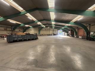 Cet entrepôt de 900 m² est idéalement situé à quelques minutes de la sortie E17 Deerlijk.Caractéristiques :2 portails sectionnels Propulsion...