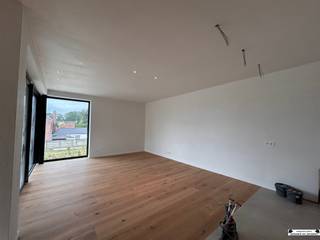 <p><span>Luxueux appartement 1.4 à haut rendement énergétique situé dans le bloc A </span></p><p><span> </span></p><p><span>L'appartement du premier étage a une superficie de 110,9</span><span><sup>m2</sup></span><span>, 2 chambres à coucher, 1 salle de bain et une terrasse qui vous permet de profiter de l'environnement en toute tranquillité. </span></p><p><span>En sous-sol, il y a un grand parking avec des box de garage, des places de parking et des salles de stockage séparées.</span></p><p><span> </span></p><p><span>Chaque appartement est équipé d'un chauffage par le sol au moyen d'une pompe à chaleur air-eau et d'un système de ventilation mécanique de type C+evo. </span></p><p><span>Les exigences du BEN (quasi-neutralité énergétique) sont atteintes en accordant une attention particulière à l'étanchéité, à une bonne isolation, à des systèmes de chauffage économiques et à des panneaux solaires. Chaque unité sera finie avec des matériaux de haute qualité. </span></p><p><span> </span></p><p><span>L'agencement de l'appartement/maison est le suivant : un vaste espace de vie suivi d'une cuisine ouverte (d'une superficie totale d'environ 45,5</span><span><sup>m2</sup></span><span>), une buanderie/rangement, un hall de nuit avec accès aux 2 chambres à coucher,</span></p><p><span>1 salle de bain avec douche et baignoire et un WC séparé.</span></p><p><span> </span></p><p><span>En outre, vous déterminez l'aspect et l'ambiance de votre propre appartement en faisant votre choix chez les fournisseurs indiqués.</span></p><p><span> </span></p><p><span>Prix de l'appartement</span></p><p><span>Valeur du terrain : € 104 000 (hors 12% RR) € 116 480 (12% RR inclus)</span></p><p><span>Valeur de la construction : € 276 000.00 (hors 21% RR) € 333 960.00 (21% RR inclus)</span></p><p><span>TOTAL :</span><span>€ 380 000.00 (hors frais) € 450 440.00 (frais inclus)</span></p><p><span> </span></p><p><span>Pour visualiser l'ensemble du projet, une maquette a été réalisée et est exposée dans les bureaux de Janssen et Janssen - Theo Verellenlaan 55, Gooreind Wuustwezel</span></p><p><span>En outre, les spécifications et les plans sont disponibles au bureau sur rendez-vous : tel 03/663 44 44</span></p><p><span> </span></p><p><span>Plus d'informations sur www.janssenenjanssen.be</span></p><p><span> </span></p>