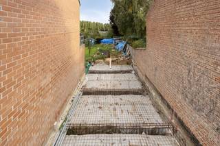 Deze tweegevelkavel biedt u de perfecte balans tussen wonen in een aangename, residentiële omgeving en de nabijheid van alle voorzieningen:...