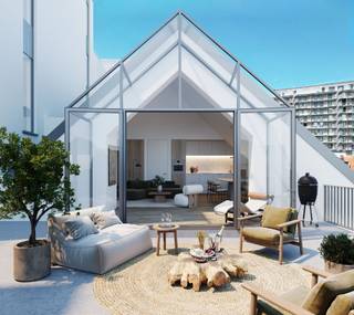 In het hart van Blankenberge presenteert Maison Duysburgh zich als een verfrissend nieuwbouwproject. Het project omvat 39 stijlvolle appartementen, ontworpen door het gerenommeerde architectenteam van GW2 uit Blankenberge. Wat dit project uniek maakt, is het boeiende samenspel tussen eigentijdse nieuwbouw en het behoud van een authentiek breedhuis in de elegante art-nouveau-stijl. Gelegen tussen de levendige Grote Markt en de Zeedijk van Blankenberge, biedt de projectsite de luxe van vrijwel directe toegang tot alle voorzieningen op wandelafstand.<br /><br />Naast de 39 prachtige appartementen zijn er ook parkeerplaatsen en garages beschikbaar in de ondergrondse kelderverdieping. Het aanbod van appartementen omvat een variatie aan een-, twee- en driekamerwoningen, elk met fraaie terrassen. De mogelijkheid tot het combineren van meerdere appartementen voegt een extra dimensie toe aan de flexibiliteit van de woonruimtes. De integratie van het beschermde gebouw in het totale ontwerp vormt een opvallend kenmerk dat Maison Duysburgh tot een architectonisch hoogtepunt van Blankenberge maakt, waardoor het gebouw een statige uitstraling krijgt.<br /><br />Alle appartementen worden verwarmd met behulp van een warmtepomp in combinatie met vloerverwarming. Het ventilatiesysteem van type D, de akoestische isolatie en thermische isolatie dragen bij aan duurzaamheid en energie-efficiëntie, waardoor de E-peilen worden geminimaliseerd tot maximaal E30. Naast deze milieuvriendelijke aspecten biedt de bouwheer royale budgetten in het lastenboek, en een ervaren interieurarchitect staat tot uw dienst om u te begeleiden tijdens het gehele keuzetraject. Maison Duysburgh belooft niet alleen een prachtige woonomgeving, maar ook een zorgvuldig doordacht en comfortabel leefklimaat.