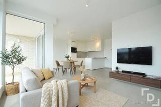 In de Meenseweg te Ieper vinden we dit nieuwbouwappartement.Dit appartement bevindt zich op een centrale locatie in Ieper waardoor alle faciliteiten zoals supermarkten, de Grote Markt en horeca zeer snel te bereiken zijn.Indeling: GLV: CarportV+3: Centrale hal - leefruimte met open keuken voorzien van combi-microgolf, vaatwas, inductiekookplaat en frigo - apart toilet - technische ruimte - badkamer voorzien van inloopdouche, wastafel en handdoekendroogrek - 2 slaapkamers met verzicht - terrasExtra's:* Nieuwbouw* Vrij vanaf 1/10/2026* Elektrische rolluiken* Vloerverwarming* Carport aanwezig* €50/maand syndicale kosten