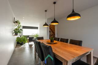 Algemeen<br />In een aangename en rustige woonwijk bevindt zich deze verzorgde woning, die acht jaar geleden volledig werd gerenoveerd en vandaag een mooie combinatie biedt van hedendaags wooncomfort en een gezellige woonomgeving. De woning onderscheidt zich door haar ruime leefruimte, praktische indeling en aangename lichtinval. Ook aan de praktische voorzieningen werd gedacht, met onder meer een laadpaal voor een elektrische wagen. De aangename ligging in een residentiële wijk, gecombineerd met de aanwezigheid van een tuin, maakt van deze eigendom een interessante keuze voor wie op zoek is naar een comfortabele thuis met ruimte om tot rust te komen.<br /><br />Indeling<br />Bij het betreden van de woning valt meteen de aangename indeling op. De ruime leefruimte vormt het hart van de woning en biedt voldoende plaats voor zowel een gezellige zithoek als een eetplaats.<br /><br />Aansluitend bevindt zich de keuken, die het dagelijkse wooncomfort verder ondersteunt. Een bijzonder praktische troef is de ruime berging die rechtstreeks bij de keuken aansluit en extra plaats biedt voor voorraad, huishoudelijke benodigdheden en allerhande opbergruimte.<br /><br />Vanuit de leefruimte is er een aangename verbinding met de tuin, waardoor binnen en buiten mooi op elkaar aansluiten. De tuin vormt een fijne plek om te ontspannen, te genieten van zonnige dagen of gezellig buiten te tafelen.<br /><br />Op de eerste verdieping bevinden zich de badkamer en drie slaapkamers, die verschillende mogelijkheden bieden, zowel voor een gezin als voor wie graag een extra bureau of hobbyruimte voorziet.<br /><br />Daarnaast beschikt de woning over een zolder, die bijkomende bergruimte biedt en, afhankelijk van de inrichting, nog tal van mogelijkheden biedt.<br /><br />Troeven<br />* Ruime en aangename leefruimte<br />* Gelegen in een fijne, residentiële woonwijk<br />* Laadpaal aanwezig voor een elektrische wagen<br /><br />Interesse<br />Bent u op zoek naar een instapklare woning met een ruime leefomgeving, drie slaapkamers en een tuin, gelegen in een aangename woonwijk? Dan is deze woning zeker een bezoek waard. Neem gerust contact op met Loucka voor meer informatie of om een plaatsbezoek in te plannen.