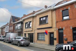 Op zoek naar een instapklare woning, dan ben je bij deze gerenoveerde woning aan het juiste adres!<br />Voorbije jaren werd de woning volledig gerenoveerd:<br />- Nieuwe ramen + vliegenraam + rolluiken (vooraan elektrisch)<br />- Nieuwe voordeur en binnendeuren<br />- Vernieuwde sanitaire voorzieningen <br />- Elektriciteit conform<br />- Traprenovatie met verlichting via sensor<br />- Overal nieuwe vloer (tegels, parket (PVC), laminaat)<br />- Zonnig terras met cederhoud omheind en nieuwe XL tegel<br />- Grote keukenmet Smeg fornuis, vaatwas en afgewerkt met Marokkaanse tegeltjes<br />- Heel ruime leefruimte en zithoek<br />- Eerste verdiep gestripte en vernieuwde badkamer met douche en bad, achterliggen een slaapkamer of een multifunctionele ruimte. Het dak van de badkamer werd vernieuwd en voorzien van veluxen<br />- Verder bevinden zich op verdiep 1+ nog twee slaapkamers.<br />- Het tweede verdiep is voorzien van een master slaapkamer met ingemaakte kasten<br />- 10 zonnepanelen met een thuisbatterij<br />- Geriefelijke kelder<br />+ nog veel meer te ontdekken, een bezoek waard!