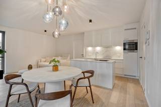 Te huur: modern, gemeubeld appartement in het hart van Mechelen.Dit recente appartement (bouwjaar 2021) combineert eigentijds wooncomfort met een...