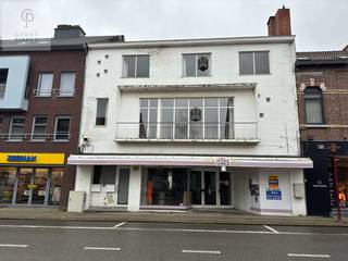 Deze voormalige Blokker winkel te Landen met fantastisch appartement moet je gezien hebben.<br />Ben je op zoek naar een open ruimte van 1000m² met aansluitend een oplossing om zelf te wonen of een pand te verhuren, dan is dit misschien zeker hetgeen naar waar jij op zoek bent.<br /><br />In het centrum van Landen ligt dit pand op een boogscheut van het treinstation en de op- en afrit E40.<br /><br />Dit gebouw leent zich eveneens perfect tot het maken van kantoorunits of polyvalente ruimtes.<br />Naast de super verbinding van het treinstation zal men niet meer op en af Leuven of Brussel moeten rijden. Dit zorgt voor een enorme tijdsbesparing.<br />Deze investering is daarom de moeite waard om over na te denken.<br /><br />De ideale ligging van Landen zorgt ervoor dat dit project zeker en vast een succes zou kunnen worden.<br /><br />Heb je andere plannen met dit pand, laat het ons weten en we begeleiden je met plezier eens rond.<br />