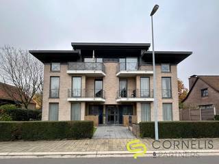 TE HUUR IN MERELBEKEBeschikbaar vanaf 1 maart 2026Dit appartement op het gelijkvloers bevindt zich op fietsafstand van het centrum van Merelbeke en...