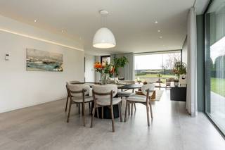 Située au Vaartdijk Noord 50 à Leffinge, cette villa exclusive avec de belles fenêtres est à vendre sur un spacieux terrain orienté sud. Cette villa individuelle dispose de deux chambres, de deux salles de bains, d'un grand espace bureau (pouvant être converti en troisième chambre), d'un magnifique salon avec une cuisine soucieuse du détail et de matériaux de haute qualité. La maison possède une allée magnifiquement aménagée et un magnifique jardin paysager (architecte paysagiste Vandamme). <br /><br />Rez-de-chaussée :<br />- Hall d'entrée avec espace de rangement supplémentaire<br />- Espace de vie spacieux et lumineux avec foyer au gaz<br />- Cuisine entièrement équipée avec des appareils de qualité tels qu'une machine à café, un four combiné, un lave-vaisselle, une plaque à induction<br />- Chambre principale avec de nombreux placards intégrés et accès à la salle de bain<br />- Belle salle de bain avec grande douche à l'italienne, double vasque, grande baignoire<br />- Toilette pour invités avec lavabo<br />- Hall de nuit avec placards intégrés<br />- Local de rangement spacieux avec placards intégrés avec raccordement pour machine à laver, sèche-linge<br />- Rangement extérieur supplémentaire avec de nombreux rangements<br />- Jardin paysager orienté plein sud avec terrasse ensoleillée<br /><br />1er étage :<br />- Grand espace de bureau (possibilité de transformer en troisième chambre) avec une belle vue sur les champs<br />- Deuxième chambre suivie d'une salle de bain avec douche, toilettes et lavabo<br />- Rangement technique<br />- Spacieuse terrasse ensoleillée attenante avec jacuzzi et coin repas<br /><br />Avantages : <br />- Fabrication de haute qualité avec des matériaux et des appareils de qualité<br />- Beau jardin orienté plein sud<br />- Auvent sur la terrasse<br />- Beaucoup d'espace de rangement<br />- Environnement paisible<br />- Des surfaces d'une beauté exceptionnelle<br />- Immobilier exclusif à Leffinge<br />- Label EPC A<br /><br />La villa dispose d'une chaudière solaire, de 40 panneaux solaires et d'une ventilation de type D. Bref, équipé de toutes les techniques contemporaines dans le domaine de la durabilité et de l'efficacité énergétique.<br />