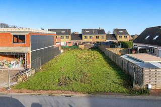 Rustig gelegen perceel bouwgrond van 487 m² voor halfopen bebouwing (koppelbouw). Ideaal voor het realiseren van een ruime gezinswoning met 2 bouwlagen.<br />De bouwvoorschriften laten een bouwdiepte van 20 m op het gelijkvloers en 15 m op de verdieping toe, met een vrije dakvorm in harmonie met de naastliggende woning. Er geldt een afstand van 3 m tot de zijperceelgrens en 5 m tot de voorperceelgrens. Daarnaast is een bijgebouw mogelijk tot 30 m² (1 bouwlaag, plat dak).<br />Interessante opportuniteit om uw woning te realiseren op een mooi perceel in een aangename omgeving.<br />Wg, Gvg, Gvkr, Vv, Gmo ~ Ref. MI24190