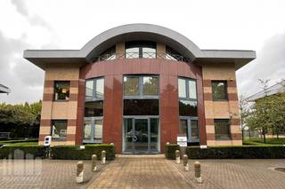 Kantoor met een totale oppervlakte van 253  m² gecombineerd te huur op een strategische toplocatie in Zaventem, vlakbij de R0 en E40.<br /><br />Dankzij de uitstekende ligging nabij de Leuvensesteenweg (N2) en het Woluwedal (R22), op amper 2,4 km van de op- en afrit 4 Diegem-Woluwelaan, geniet deze site van een vlotte verbinding naar het knooppunt E40/R0 en de ruime Brusselse regio. Ook met het openbaar vervoer is het pand vlot bereikbaar dankzij een goede busverbinding van en naar het station van Diegem, gelegen op slechts 3 km afstand.<br /><br />De ruimte bestaan uit vergaderzalen en afzonderlijke kantoren, waardoor een aangename en professionele werkomgeving ontstaat.  Daarnaast zijn de ruimtes uitgerust met dubbele beglazing, energiezuinige ledverlichting, een kwalitatieve vloerafwerking en moderne technieken, waardoor het pand volledig instapklaar is voor diverse professionele activiteiten.<br /><br />Bovendien is er op de site nog een bijkomende kantoorruimte van 260 m² beschikbaar, gecombineerd met een opslagruimte van 80 m² voorzien van een sectionale poort. Deze combinatie is ideaal voor stockage, archiefruimte of logistieke ondersteuning en biedt extra flexibiliteit voor groeiende ondernemingen, uiteenlopende bedrijfsactiviteiten of meerdere gebruikers.<br /><br />De site biedt bovendien ruime parkeermogelijkheden voor medewerkers en bezoekers.<br /><br />Contacteer<strong> PANORAMA B2B</strong> voor bijkomende informatie, gedetailleerde plannen of een vrijblijvend plaatsbezoek:<strong> 0477 09 00 09</strong>.
