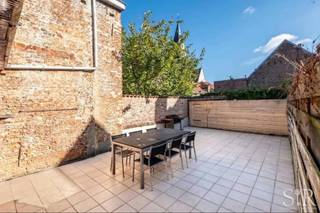 Modern appartement met 3 slaapkamers op toplocatie. <br />Vlakbij winkels, restaurants, ... biedt dit appartement tal van mogelijkheden en is het dé ideale uitvalsbasis. Het appartement heeft een ruim terras om gezellig te genieten van de zon en de rust.<br /><br />Indeling: het appartement op de 1ste verdieping is bereikbaar via de trap (geen lift aanwezig) en omvat: inkomhal, ruime lichtrijke leefruimte, door de grote raampartijen, aansluitend op de eetruime en de open geïnstalleerde keuken. Verder zijn er 3 ruime slaapkamers. 2 hiervan hebben toegang tot het uitzonderlijk groot en lichtovergoten terras (52m²) met berging. Verder is er nog een badkamer met inloopdouche, wc en een lavabo. <br /><br />Concreet: een modern, gezellig appartement met alle comfort en op steenworp van de Grote Markt.<br />Fantastisch gelegen voor wie centraal wil wonen en alles bij de hand wil hebben. <br />Geen lift, dus lage gemeenschappelijke kosten.<br />3 slaapkamers en groot terras (52<span>m²).</span><br /><br />Interesse? Reageer op de advertentie of contacteer ons via info@immosir.be