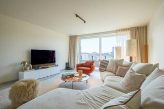 Op zoek naar een centraal gelegen nieuwbouw penthouse? Dan is deze penthouse wat u zoekt. Met zijn grote raampartijen en 2 terrassen is dit puur genieten. <br /><br />Project Koffiebranderij bevindt zich in het bruisende centrum van Maldegem. Met alle faciliteiten op wandelafstand. Het project bestaat uit 23 appartementen en 4 penthouses. Langs de achterzijde kunt u genieten van een prachtig aangelegd binnentuin. <br /><br />De penthouses, gelegen op de bovenste verdieping is ingedeeld als volgt: inkomhal met plaats voor vestiaire - grote, open leefruimte met grote raampartijen en open keuken voorzien van alle comfort - vanuit de leefruimte is er toegang tot de 2 terrassen waarvan het 1e zuid-gericht is met zicht op groen en het 2e vooraan voorzien is van een terrasberging - praktische keukenberging/technische ruimte met op maat gemaakt legboorden - badkamer met douche en lavabomeubel - gastentoilet met lavabo en ingemaakte kast - 2 slaapkamers die telkens ook toegang hebben tot de terrassen. <br /><br />Het appartement voldoet aan alle hedendaagse energienormen, is voorzien van een GEOTHERMISCHE WARMTEPOMP, vloerverwarming met passieve koeling en privatieve ZONNEPANELEN. Het gebouw heeft een zuidgerichte oriëntatie waardoor je steeds kan genieten van het zonnetje vanop je terras.<br /><br />Ondergronds zal je de parkeergarages en gemeenschappelijke fietsenstalling terugvinden. <br />De garagebox is reeds voorzien van een privatieve laadpaal. <br /><br />Vraagprijs staanplaats bij appartement: 20.000 euro<br />Vraagprijs garagebox bij appartement: 30.000 euro <br /><br />Nieuwsgierig naar deze tijdloze bouw met grote raampartijen en ultiem comfort?<br />Contacteer Bonne Vastgoed 7 op 7 voor meer info via 050/73/73/73 of info@bonnevastgoed.be