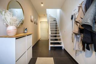 Deze volledig gerenoveerde woning is gelegen nabij het centrum van Beveren, op enkele minuten van de E34 en winkels. <br /><br />Op het gelijkvloers is er een inkomhal, een ruime en lichtrijke leefruimte met open keuken, een moderne badkamer met bad en douche, een apart toilet en een bergruimte. <br /><br />Op de 1ste verdieping zijn er 3 slaapkamers en een nachthal met toegang tot het zonnige dakterras.<br /><br />Benieuwd naar deze volledig instapklare woning op toplocatie? Wij leiden je graag rond!