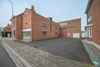 Deze ruime opslagplaats met kantoorruimte/showroom is gelegen op een perceel van 1.022m². De opslagplaats heeft een oppervlakte van ca. 515m² en de kantoorruimte ca. 80m² per etage. De loods wordt momenteel verhuurd aan twee partijen voor een gezamenlijke opbrengst van 800 euro/maand. <span>De opslagplaats bestaat uit twee compartimenten aan elkaar, beiden zijn op heden verhuurd. </span>De kantoorruimte/showroom/stockageplaats betreft een apart gebouw dat op heden vrij is van huurder. Deze laatste bestaat uit drie etages van elk ca. 80m² en beschikt over elektriciteit maar heeft geen wateraansluiting. De opslagplaats is onderworpen aan het RUP Bosmolens - artikel 8 - zone voor open bebouwing in een landelijke omgeving. Laurence (BIV 541 501) organiseert voor dit magazijn en kantoor de bezoeken, mits het maken van een afspraak.