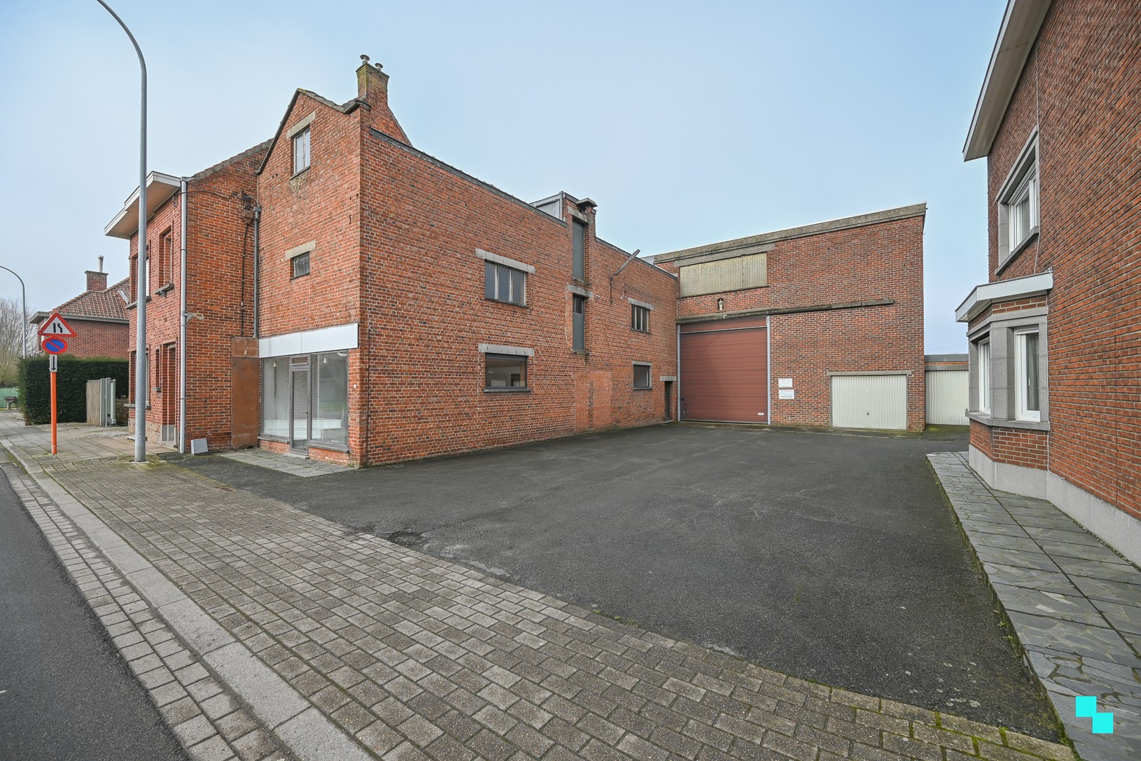 Ruime opslagplaats met voorliggende parkeerplaats te Izegem, Bosmolens - foto 3