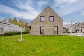 INDELING: GELIJKVLOERS: - inkomhal met gastentoilet - ruime leefruimte met toegang tot de tuin- open keuken met alle hedendaagse toestellen -...