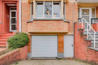 <p><span>This </span><span>ground floor</span><span> </span><span>apartment</span><span> with </span><span>garage box and driveway</span><span> for sale is located </span><span>Merksem</span><span>. The Voorjaarstraat is a pedestrian street near the UZA in Edegem, the campus UA Drie Eiken, the Park Van Eden and De Bist. </span></p><p><span> </span></p><p><span>The apartment has a living area of about'</span> about<span>87m², has </span><span>two bedrooms</span><span> and a garden facing </span><span>west </span><span>. </span><span>There is also a </span><span>garage box</span><span>. </span></p><p><span> </span></p><p><span>Layout</span></p><p><span>- located on the ground floor</span></p><p><span>- entrance hall </span></p><p><span>- living room and dining room</span></p><p><span>- fitted kitchen with connection for washing machine and dryer</span></p><p><span>- bedroom 1 </span></p><p><span>- garden with west orientation</span></p><p><span>- bedroom 2 (8m²)</span></p><p><span>- bathroom with bath, washbasin</span></p><p><span>- separate toilet</span></p><p><span> </span></p><p><span>General building</span></p><p><span>- individual gas heating </span></p><p><span>- roof insulation</span></p><p><span> </span></p><p><span>Advantages</span></p><p><span>- central location between Wilrijk and Aartselaar</span></p><p><span>- near UZA Edegem and UA Campus Drie Eiken</span></p><p><span>- compliant electrical inspection</span></p><p><span>- garage included accessible through the garden</span></p><p><span>- available by deed</span></p><p><span> </span></p><p><span>Are you interested in this apartment for sale in Wilrijk, are you looking for other real estate or do you want to know the value of your property? Then BOLT immo is the right place for you! We will gladly help you.</span></p><p><span> </span></p><p><span> </span></p>