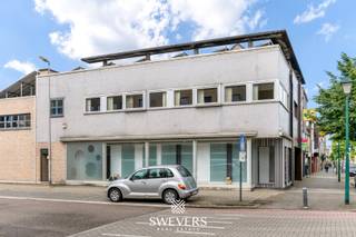 Voor uitgebreide info, surf naar www.SWEVERS.be! – Pal in het commerciële hart van Leopoldsburg treffen we dit mooie pand dat volledig...