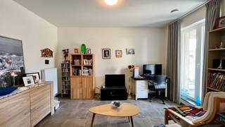 <p><span>TIENEN : Appartement récent de 2 chambres avec place de parking</span></p><p><span> </span></p><p><span>Cet appartement récent de 2 chambres est situé à la périphérie du centre-ville de Tirlemont, à proximité de nombreuses voies d'accès et de nombreux commerces. Construit en 2021, il est doté de tout le confort moderne. L'appartement sera à nouveau disponible à partir du 1er octobre 2026.</span></p><p><span> </span></p><p><span>L'appartement comprend un hall d'entrée avec des toilettes pour invités, un spacieux salon ouvert sur la cuisine, un débarras et un accès à une terrasse couverte donnant sur un jardin intérieur. </span></p><p><span>Les deux chambres sont situées de l’autre côté de l’appartement, ainsi qu’une agréable salle de bains dotée d’une grande douche à l’italienne. </span></p><p><span>Pour compléter l'appartement, une place de parking souterraine et un débarras en cave ont été prévus.</span></p><p><span> </span></p><p><span>Vous recherchez un charmant appartement dans le centre de Tirlemont ? Ne cherchez plus et prenez rendez-vous dès aujourd’hui. </span></p>