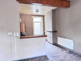 <p><span>Ruim triplex-appartement met vier slaapkamers gelegen nabij park Spoor Noord en het Eilandje.</span></p><p><span> </span></p><p><span>Het appartement is gelegen op de eerste, tweede en derde verdieping en heeft op de tussenverdieping een ruime badkamer.</span></p><p><span>Op de eerste verdieping is er een leefruimte met open keuken.</span></p><p><span>Op de tweede en derde verdieping zijn er telkens twee slaapkamers.</span></p><p><span>Overal dubbel beglazing. Centrale verwarming op gas.</span></p><p><span>Onmiddellijk beschikbaar.</span></p>