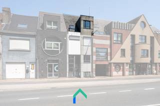 Indeling<br />Op de 2e verdieping van een kleinschalige residentie vinden we dit gezellig appartement met 1 slaapkamer terug. De leefruimte is zeer lichtrijk en geeft toegang tot het ruimte terras (ochtendzon). Vanuit de leefruimte kan men naar de geïnstalleerde keuken en badkamer met douche, lavabo en wc. In de badkamer is ook een aansluiting voorzien voor het plaatsen van een wasmachine. In de leefruimte is er een trap naar de bovenste verdieping waar we de charmante slaapkamer terugvinden. Tot slot is er ook nog een privé parkeerplaats inbegrepen aan de achterkant van het gebouw. <br /><br />Ligging<br />Dankzij een uitstekende ligging heeft het appartement een prima bereikbaarheid. E17, R4 en E40 zijn te bereiken op +/- 5' rijden. Rechtover het gebouw is er een publieke parking en ook de bushalte licht vlakbij. Tot slot licht het treinstation van Melle op slechts 3 minuten wandelen. <br /><br />Varia<br />Dit gebouw wordt beheerd door de bewoners waardoor de gemeenschappelijke kosten zeer laag zijn. Dankzij de conforme elektriciteit (nog geldig tot 2042) en het energielabel B zijn er geen investeringen op korte termijn noodzakelijk. Er is geen lift aanwezig in het gebouw. <br /><br />Troeven<br />* Uitstekende bereikbaarheid<br />* Ruim terras<br />* Beperkte gemeenschappelijke kosten<br />* Privé parkeerplaats inbegrepen<br /><br />Contacteer Tim voor een vrijblijvend bezoek of voor bijkomende vragen.<br /><br />📞 0487 40 21 28<br />📧 tim@gentill.be