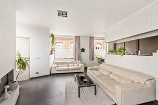 Op zoek naar een woning met ruimte, mogelijkheden én een praktische ligging? Deze verrassend ruime woning, gelegen in de dorpskern van Boezinge, biedt heel wat troeven en is ideaal voor wie comfortabel wil wonen met extra ruimte voor hobby, werk of stockage.<br /><br />Op het gelijkvloers kom je binnen via de inkomhal, die toegang geeft tot de ruime en lichtrijke leefruimte met een volledig ingerichte open keuken. Een aangename plek waar wonen en koken mooi samenkomen. Verder bevindt zich op het gelijkvloers de badkamer, uitgerust met een ligbad en lavabomeubel en een apart toilet. <br /><br />Op de eerste verdieping bevinden zich drie ruime slaapkamers, aangevuld met een zolder die extra bergruimte biedt. <br /><br />Een absolute meerwaarde is de zeer ruime garage met automatische poort. Boven de garage bevindt zich bovendien een grote polyvalente ruimte die tal van mogelijkheden biedt, zoals een bureau, hobbyruimte of extra opslagruimte.<br /><br />Buiten geniet je van een gezellige binnenkoer, ideaal om even tot rust te komen.<br /><br />Ook op energetisch vlak is er een interessante troef: de woning beschikt over zonnepanelen met een vermogen van 5.040 Wp.
