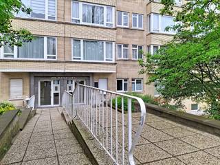 Appartement 1 slaapkamer van 70 m² nabij de Europese wijk:<br /><br />Gelegen op de 1e verdieping van een condominiumgebouw, zal dit aangename appartement van ± 70 m² u verleiden met zijn functionele indeling en zijn helderheid. Het is als volgt samengesteld: Inkomhal met vestiaire en ingebouwde kasten, een comfortabele en lichtrijke woonkamer van +/-30m², volledig ingerichte keuken van +/-10m² - nachthal die leidt naar het apart toilet met fonteintje, een gerenoveerde doucheruimte met opstelplaats voor de wasmachine, 1 grote slaapkamer +/- 17m², 1 privékelder. de lift is weer in overeenstemming gebracht. <br /><br />Dit appartement is een uitstekende opportuniteit, ideaal voor een eerste aankoop, een investering of een alleenstaande/koppel die op zoek is naar een praktisch en goed ingericht pand. Dichtbij voorzieningen, winkels, vervoer en uitvalswegen.<br /><br />Geïnteresseerd?<br />Contacteer ons voor meer informatie of om een ​​bezoek af te spreken op 02/262.45.78 of via meise@weinvest.be