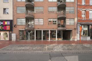 Mooi ingericht handelspand op een toplocatie in het centrum van Roeselare, op wandelafstand van De Munt en de Grote Markt.<br /><br />Het pand is vrij bij akte en was recent ingericht als boekenwinkel.<br />Er zijn tal van mogelijkheden voor uiteenlopende commerciële activiteiten.<br /><br />Een extra troef is de mogelijkheid om het pand samen te voegen met het naastgelegen handelspand, waardoor een ruime commerciële oppervlakte kan worden gecreëerd.<br /><br /><strong>Indeling:</strong><br />Handelsruimte (320m²)<br />- etalage met gevelbreedte van 9m<br />- winkelruimte gelijkvloers met vaste toonbank en maatmeubilair<br />- winkelruimte -1 via trap<br />- kelder <br /><br />Stockageruimte:<br />- Achterliggende opslagruimte<br />- kitchenette & toilet<br />- dienstdoorgang via de Albrecht Rodenbachstraat<br /><br /><strong>Extra</strong><br />Volledig ingericht handelspand<br />Mogelijkheid tot aankoop van een ondergrondse parkeerplaats.<br />Dakkoepels zijn recent vernieuwd.<br /><br /><strong>Contact:</strong><br />Voor meer informatie of een bezoek, contacteer Stijn op 0491 61 42 19 of info@stijndebusschere.be