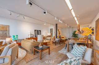 Bien commercial de standing situé dans une partie commerciale intéressante du Zeedijk-Het Zoute, à proximité de l'Albertplein & Kustlaan. Quelques magasins à proximité : Scapa, Scapa Home, Gallery Sigurd Tanghe, Gallery Samuel Vanhoegaerden,...<br /><br />Le magazin convient à différentes utilisations à l'exception de la restauration.<br /><br />Disponible après consultation.
