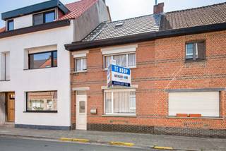 Karaktervolle rijwoning met veel potentieel nabij het centrum van Niel
Ben je op zoek naar een gezellige woning op een toplocatie waar je jouw eigen stempel op kunt drukken? Deze charmante rijwoning in Niel biedt de perfecte balans tussen stadscomfort en natuur. Gelegen op wandelafstand van het bruisende centrum, lokale winkels én de prachtige, rustgevende Rupeldijk, woon je hier overal dichtbij.
De indeling van de woning:
Gelijkvloers: Je komt binnen via de inkomhal die toegang biedt tot de gezellige leefruimte. Aansluitend vind je de keuken en de badkamer alsook de toegang tot de ruime kelder.
Eerste verdieping: Hier bevinden zich 2 volwaardige, comfortabele slaapkamers.
Tweede verdieping: Een ruime zolderkamer bereikbaar via een handige klaptrap – ideaal als extra opbergruimte of mits vaste trap om te vormen tot extra kamer.
Kelder: De woning beschikt over een verrassend ruime kelder, perfect voor stockage of als provisieruimte.
Troeven & Opportuniteiten:
Dit huis is een fantastische opportuniteit voor wie graag de handen uit de mouwen steekt. De woning beschikt over een EPC F (renovatieverplichting) en de elektrische installatie is te vernieuwen.