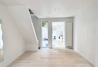 <p><span>Ben je op zoek naar een instapklare woning op een rustige ligging in Gent? Dan is deze charmante woning in de Klapeksterstraat 17 zeker een bezoek waard. Dankzij de renovatie in 2017 combineert de woning hedendaags comfort met een gezellige uitstraling.</span></p>
<p><span>Bij het binnenkomen kom je terecht in de aangename leefruimte die aansluit op de praktische keuken. De woning beschikt verder over drie volwaardige slaapkamers, ideaal voor gezinnen, thuiswerk of extra hobbyruimte. De badkamer is uitgerust met een douche en wastafel en biedt alle nodige comfort.</span></p>
<p><span>Achteraan bevindt zich een zonnige koer waar je in alle rust kan genieten van het mooie weer of gezellig kan ontspannen.</span></p>
<p><span>De woning geniet bovendien van een gunstige ligging nabij winkels, openbaar vervoer, scholen en belangrijke invalswegen, waardoor je vlot verbonden bent met het centrum van Gent en omliggende gemeenten.</span></p>
<p>Interesse? Neem snel contact op met Thomas op het telefoonnummer 0474 26 27 58 of via info@vicusvastgoed.be</p>