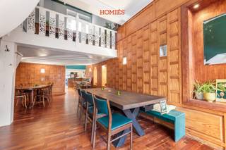 Gelegen in het historisch centrum van stad Leuven stellen wij jullie met plezier deze ruime, op te frissen handelsruimte voor. Deze commerciële ruimte omvat de gelijkvloerse verdieping met mezzanine zitgedeelte en een gezellige tuin achteraan. De ruimte heeft een totale oppervlakte van 150 vierkante meter.  Door de dagelijkse passage in de Brusselsestraat is dit tevens een gedroomde locatie om uw zaak uit te bouwen. De huurprijs van het geheel bedraagt €2500/maand. Nutsvoorzieningen en onroerende voorheffing zijn ten laste van de huurder. Onmiddellijk beschikbaar! Wenst u uw vastgoed te verkopen of te verhuren? Twijfel niet ons te contacteren, wij schatten uw pand geheel kosteloos en vrijblijvend en geven u daarbij oprecht advies op maat! HOMIÉS, an Eye for Immo! Contacteer ons dan zeker voor wat meer informatie en/of een bezoek op 016/22.82.22 of info@homies.be