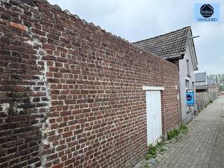 TE RENOVEREN WONINGRichtprijs 125.000 euroDeze woning is gelegen in een rustig straatje en heeft een straatbreedte van +-8m.Er is een binnenkoer en...