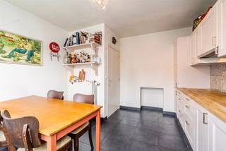 <p><span>Dit appartement is ideaal voor wie op zoek is naar een compacte maar volwaardige woonruimte in een levendige en fijne woonbuurt.</span></p><p><span> </span></p><p><span>Het appartement beschikt over twee ruime slaapkamers, perfect als alleenstaande, koppel, als starterswoonst of als investering. Met een totale bewoonbare oppervlakte van ruim 70 vierkante meter is dit appartement efficiënt ingedeeld en werd er optimaal gebruik gemaakt van de beschikbare ruimte. De woonkamer is een gezellige ingericht met grote raamoppervlakken die veel natuurlijk licht binnenlaten. De keuken is goed uitgerust en functioneel, met een eethoek waar je aangenaam kan tafelen. De badkamer is verzorgd en voorzien van alle nodige sanitair, inclusief een toilet en wastafel + aansluiting wasmachine. Het appartement is op heden verhuurd.</span></p><p><span>Het pand werd doorheen de jaren gerenoveerd en dit appartement combineert functionaliteit en karakter. De locatie is uitstekend, met </span></p><p><span>openbaar vervoer, groen en diverse winkel in de omgeving, en geniet een uitstekende bereikbaarheid van cafés, restaurants en winkels.</span></p><p><span> </span></p><p><span>Interesse? Kom gerust een kijkje nemen; een bezoek is mogelijk op donderdag 3 september mits afspraak via 09/225.00.78.</span></p>