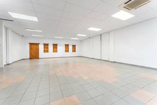 <p><span>Op zoek naar een uiterst goed gelegen handelspand in de dorpskern van Woumen, deelgemeente van Diksmuide? </span></p><p><span> </span></p><p><span>Zoek niet langer! Het ruime handelspand, 234 m², is opgesplitst in winkelruimte, sanitair gedeelte, opslagruimte met koelcel en zoldering en tenslotte nog een grote diepe garage.</span></p><p><span>In de garage vindt u alle nutsvoorzieningen terug, o.a. elektriciteit (dag/nacht), aardgasteller, stadswater, uitgietbak, doorstromer en alarm/beveiliging.</span></p><p><span>Het handelspand beschikt over een etalageraam van wel 9 m breed.Doordat het pand gelegen is langs de verbindingsweg Diksmuide-Ieper is er veel doorgaand verkeer/passage en visibiliteit.</span></p><p><span>Een grote troef van dit pand is dat het dak volledig is vernieuwd, geïsoleerd en voorzien van zonnepanelen. Ook werd het schrijnwerk en de beglazing vernieuwd in 2025.</span></p><p><span> </span></p><p><span>Het pand is momenteel ingericht als antiekzaak, maar leent zich perfect voor diverse commerciële doeleinden zoals een winkel, kantoor, praktijkruimte, showroom, het geven van groepssessies of andere zelfstandige activiteit. </span><span> </span></p><p><span> </span></p><p><span>Klerken en Diksmuide ligt op slechts 3 km van Woumen, op 12 km van Langemark en 18 km van Ieper, m.a.w. de ideale uitvalbasis naar verschillende gemeentes.</span></p><p><span> </span></p><p><span>Benieuwd naar de mogelijkheden dat het pand te bieden heeft? Plan een bezoek in en misschien wordt dit uw nieuwe bloeiende zaak. </span></p>