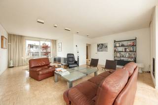 Instapklaar appartement met drie slaapkamers en in totaal 65 m² terras te hartje Antwerpen! <br /><br />Op de vijfde verdieping van een verzorgd gebouw met lift bevindt zich dit lichtrijke en energiezuinige appartement met een gunstig EPC-label B.<br /><br />De ruime leefruimte op parket vloeren geniet van veel natuurlijk licht dankzij de grote schuiframen en geeft rechtstreeks uit op de terrassen. Hier kunt u in alle rust genieten van een aangename buitenruimte met open zicht over de omgeving.<br /><br />De gesloten keuken is praktisch ingericht, voorzien van de nodige toestellen en heeft aansluitingen voor een wasmachine en droogkast. <br /><br />Het appartement beschikt over drie slaapkamers (19 m² - 15 m² - 6 m²). De badkamer is uitgerust met een ligbad met douchefunctie, een dubbele lavabo en een toilet. Daarnaast is er een apart gastentoilet aanwezig.<br /><br />De absolute blikvanger van dit appartement zijn de twee uitzonderlijk zuid- en noordgerichte ruime terrassen van ca. 33 m² en 32 m². Samen bieden ze maar liefst 65 m² aan buitenruimte, een zeldzame troef op deze centrale locatie.<br /><br />Mogelijkheid tot aankoop van een inpandige garagebox aan 30.000 Euro.<br /><br />Belangrijkste troeven: <br /><br />- EPC-label B<br />- 3 slaapkamers<br />- Twee ruime terrassen <br />- Lift aanwezig in het gebouw<br />- Voorzien van airco en warmtepomp<br /><br />Asbestattest en elektrische keuring in aanvraag. <br /><br />113m² bewoonbare oppervlakte cfr EPC. <br /><br />Wenst u een bezoek of meer informatie? Dan kan u ons steeds contacteren via info@dvarealestate.be of via 03/297.00.00.
