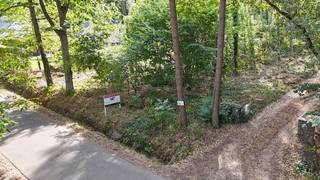 Rustig en residentieel gelegen bouwgrond van 15 are voor open bebouwing. Gelegen vlakbij golf-en meerdomein, dichtbij school en openbaar vervoer.Zuid...